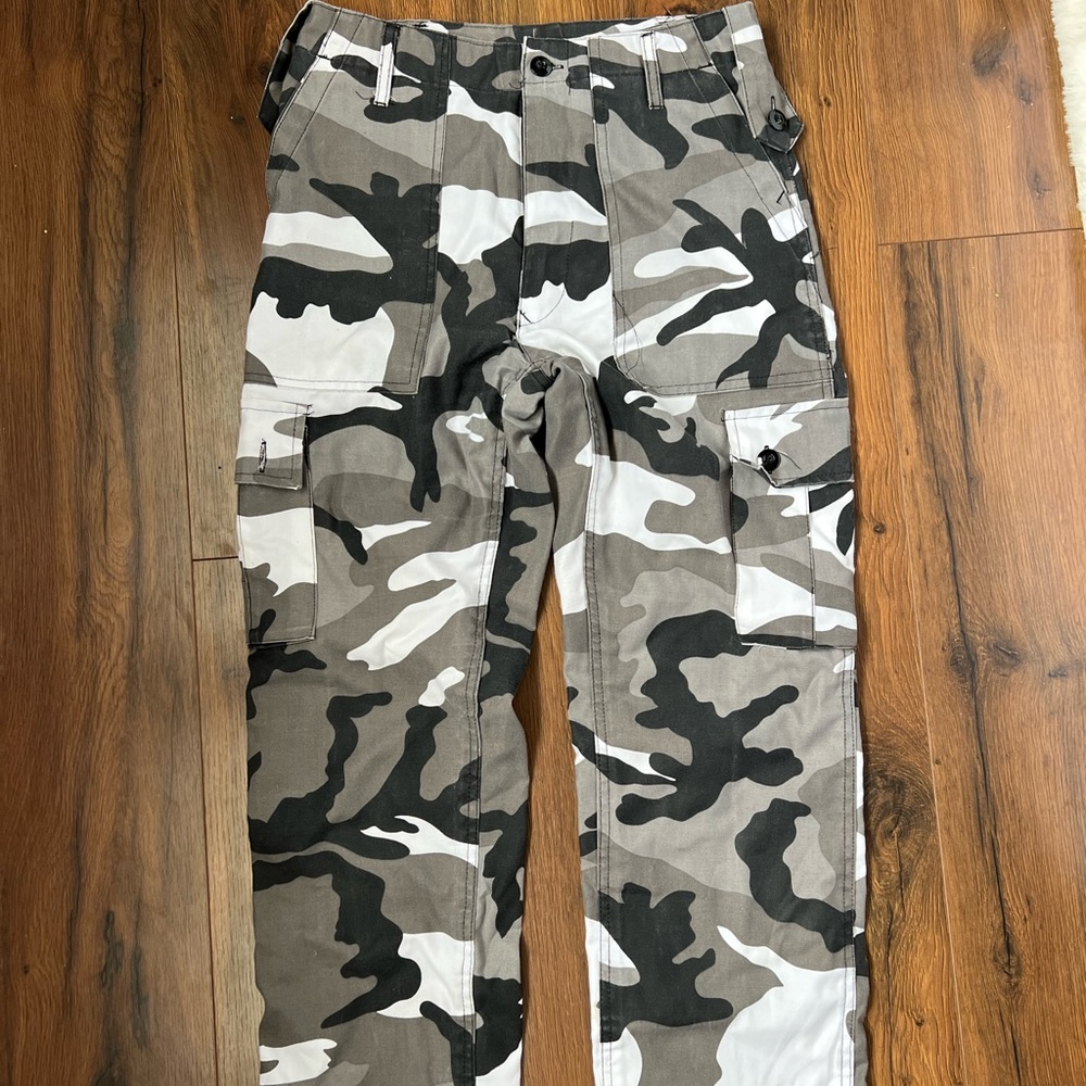Urban outfitters camo pants size small